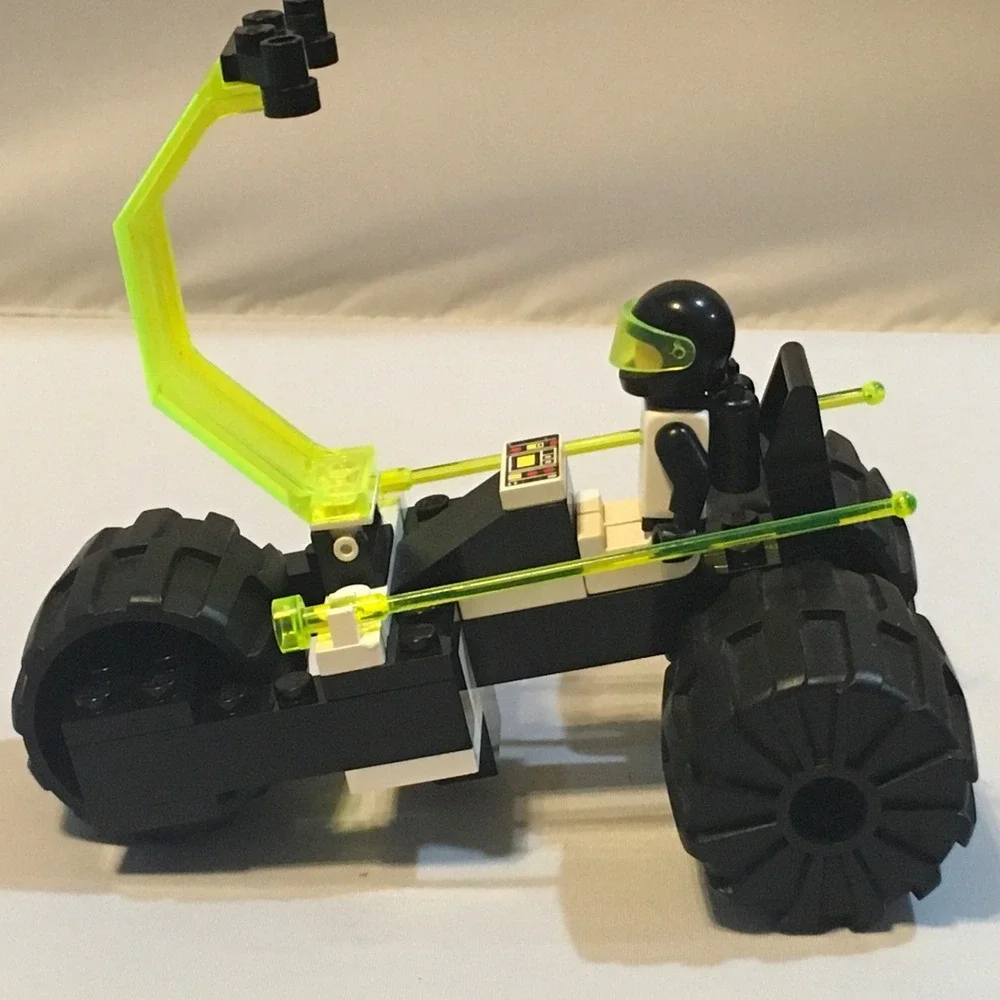 Space‎ LEGO Blacktron II Tri-Wheeled Tyrax (6851)